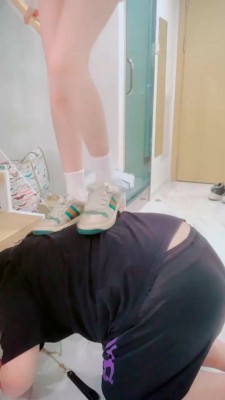 【Rina】运动鞋白棉袜踩踏虐乳-绳艺资料库